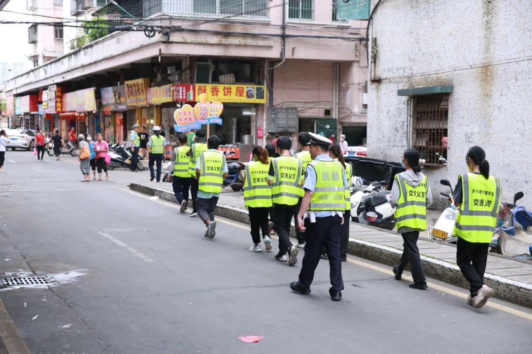 交通(tōng)義警隊授旗成立